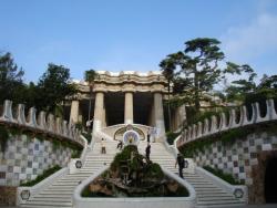 Parque Güell. Integración de la arquitectura con la naturaleza.